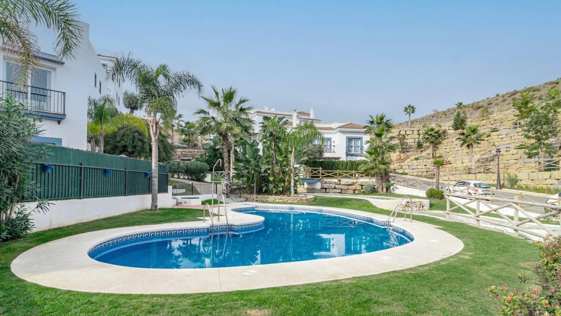 Paraiso Pueblo B52 Estepona 0*,  Spain